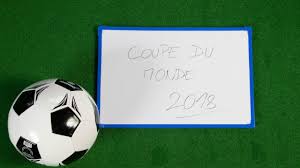 La coupe du monde de football est enfin de retour ! Fussball Mit Coupe Du Monde Geschrieben Auf Einer Kleinen Tafel Creative Commons Bilder