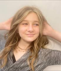 Attention to all those fabulous hardworking moms ! Who have their kids  asking about getting their hair color ? Or want to spend that special day  with them ? Or you don't