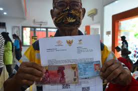 © cekbansos.kemensos.go.id data penerima bantuan sosial yang telah disalurkan dan atau masih dalam proses dapat diakses berikut cara cek penerima bansos melalui cekbansos.kemensos.go.id. Buruan Login Dtks Kemensos Go Id Disini Cek Bst Bansos Rp 300 Ribu Pkh Pakai Nik Ktp Begini Cara Mudah Dapatkannya