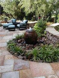 Terraza urbana con fuentes y detalles de forja. Diseno De Fuentes Para El Jardin Jardin Y Terrazas Jardines Jardines Bonitos Patio Y Jardin