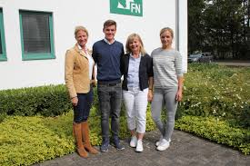 Vater paul krajewski, der leider im vergangenen jahr starb, war geophysiker, die mutter christina tierarzthelferin. Interview Mit Claudia Kirchfeld Zum Talentpool Stiftung Spitzenpferdesport