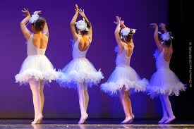 La mer qu'on voit danser le long des golfes clairs à des reflets d'argent la mer des reflets changeants sous la pluie. Danse Paris 16 Par Studio 16 Une Ecole De Danse De 800 Eleves