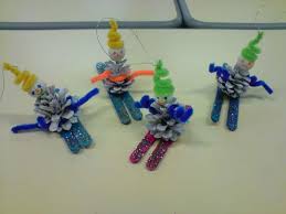 Skieurs En Pommes De Pin Pour Le Sapin Pomme De Pin Noel Maternelle Pomme De Pin Pomme De Pin Maternelle