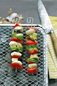 · diese gegrillten gemüsespieße mit roten zwiebeln, paprika, zucchini und mais sind perfekt für eure nächste grillparty! Halloumi Krauter Spiesse Vigo