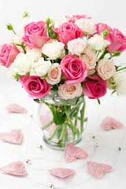 Dozen Garden Roses In A Vase In San In 2020 Rose Flower Arrangements Flower Arrangements Floral Arrangements Diy