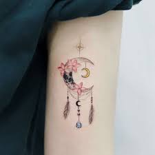 Halbmond Tattoo Bedeutung Und Viele Tolle Ideen Und Inspirationen Traumfanger Tattoo Oberarm Tattoo Unterarm Tattoo