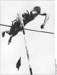 Voila la championne du monde du saut à la perche en train de battre le record du monde feminin(5,01m) lors des championnats du monde d'athlétisme 2005 à helsinki!! Brian Sternberg Wikipedia