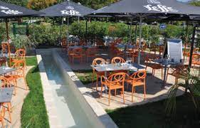 Güneş terası, bahçe, barbekü imkanları dahil farklı eğlence olanakları sunar. Terre Mer A Labege Une Evasion Pour Les Clients Un Confort Pour Les Equipes B R A Tendances Restauration