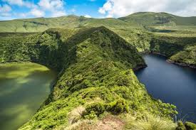 Streng genommen gehört die azoreninsel flores mit der hauptstadt santa cruz das flores nicht mehr zu europa, denn sie ist dem. Grunes Paradies Die Azoren Insel Flores Urlaubsguru