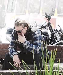 Charlie Hunnam On The Set Of Sons Of Anarchy Liebe
