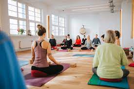 Ma yoga classes are therapeutic for any trimester, postpartum, and anytime on the journey to motherhod & beyond. Yoga Kurse Ab Sofort Sind 19 Yoginis Und Yogis Wieder Erlaubt