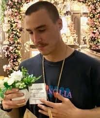 Hi! My name is Syd, I'm looking for people to room with next year (25-26).  I'm currently a freshman so I'm looking for people to live