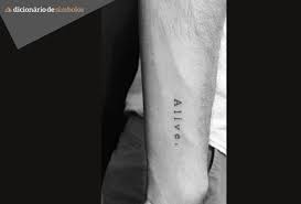 Tatuagens Masculinas Pequenas Confira Belas Imagens E Desenhos Dicionario De Simbolos Para ter ideias de tatuagens masculinas, nada melhor do que recorrer as diferentes opcoes disponiveis e para isso voce pode procurar inspiracao nas fotos de tattoos masculinas e nos desenhos tatuagens masculinas pequenas, grandes, simples, 3d, tribais. tatuagens masculinas pequenas confira