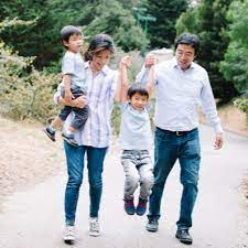 Andrew, who often talks about his family on the campaign trail, receives a lot of support from evelyn. Who Is Andrew Yang S Wife Evelyn Yang Went From L Oreal Executive To Stay At Home Mom