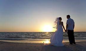 E' stata una romantica sorpresa la proposta di matrimonio che si è vista stasera in riva al mare sull'isola lidense e che ha visto sugellare con un sì le promesse d'amore di due giovani veneziani. Matrimonio In Spiaggia Idee E Consigli Per Sposarsi Al Mare