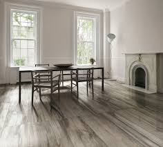 Best Vinyl Wood Plank Flooring That You Can Set For All Room Types Http Www Ruchidesigns Com Best Vinyl Wood Holzfliesen Fliesen Holzoptik Grauer Holzboden