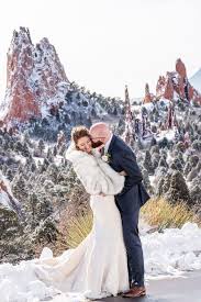 Garden Of The Gods Winter Elopement In Colorado In 2020 Colorado Elopement Photographer Winter Elopement Colorado Elopement