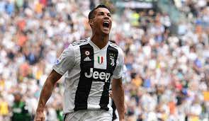 Ronaldo, à nouveau seul dans la surface quinze minutes plus tard, y va alors tranquillement. Cristiano Ronaldo Schiesst Erstes Tor Fur Juventus Gegen Sassuolo Calcio