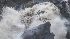 Vorwarnungen werden bis zu 48 stunden im voraus herausgegeben, wenn unwetter in der schweiz wahrscheinlich sind, sich aber noch änderungen in der intensität, zugrichtung und/oder im zeitlichen ablauf ergeben können. Unwetter Sintflutartige Regenfalle Im Tessin Eindruckliches Bild Und Videomaterial Aus Dem Suden