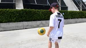 Juventus star ronaldo during the serie a match against inter in december, 2018 in turin. Eine Halbe Million Ronaldo Trikots So Ein Quatsch Wirtschaft Sz De