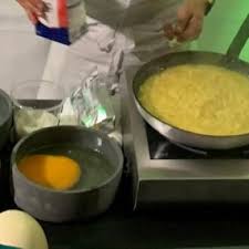 Parce que le vinaigre favorise la coagulation du blanc d'oeuf, empêchant l'ovalbumine (protéine qui le constitue) de se dissoudre dans l'eau à son contact. Oeufs D Autruches Animations Salees