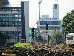 Kereta api barang adalah kereta api yang digunakan untuk mengangkut barang (kargo), pupuk, hasil tambang (pasir, batu, batubara ataupun mineral) rel adalah pijakan tempat menggelindingnya roda kereta api dan berfungsi untuk meneruskan beban roda ke bantalan. Stasiun Medan Wikipedia Bahasa Indonesia Ensiklopedia Bebas