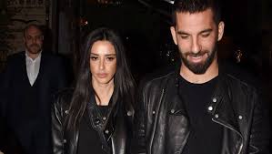 Arda turan ve eşi aslıhan doğan. Arda Turan In Esi Aslihan Dogan Hastanelik Oldu 18 Dikis Atildi Magazin Haberleri Ntv