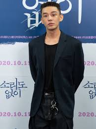 He would date an older woman. Photo Yoo Ah In The Key Chain Is Also A Part Of His Fashion Mottokorea