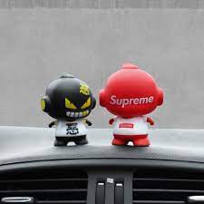 車飾り シュプリーム カー用品 可愛い パロディ風 カプル キャラクター 置物 お洒落 supreme 車内 装飾品 両面テープ付き かっこいい 送料無料 シュプリーム アクセサリー フェンディ