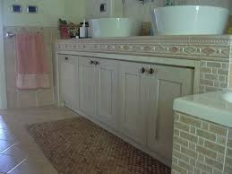 I bagni in muratura rustici, molto diffusi nelle case di campagna, sono caratterizzati da muretti, piani di appoggio e nicchie che permettono di personalizzare al massimo grado l'arredamento interno del bagno. Bagno In Muratura Fai Da Te Gli Impianti Idraulici La Principale Tipologia Di Bagno In Muratura Fai Da Te