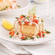 Qui N Aime Pas Les Vol Au Vents Aux Fruits De Mer Genereusement Garnie De Saumon Fume Et De Crevettes Puis Nappee De Sauce Blanche In 2020 Vol Au Vent Food Desserts