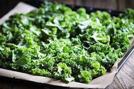 Grunkohl Chips Der Gesunde Knusperspass Veggies Vegan Rezept Grunkohl Fettarme Ernahrung Gesunde Snacks