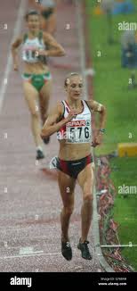 Britain's Paula Radcliffe leads the field from Ireland's Sonia O'Sullivan  during the early laps of the women's 10000m event at the European Athletics  Championships in Munich Stock Photo