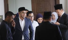 Kemelut rumah tangga pelakon dan usahawan, fizo omar dan isterinya, mawar abdul karim, akhirnya terjawab apabila pasangan itu sah bercerai talak satu pada jam 10.45 pagi di mahkamah. Fizo Mawar Cerai Talak Satu