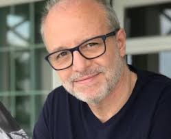 Pentru a scrie un review trebuie sa fii autentificat. Destacado Actor Luis Gnecco Le Dedica Duras Frases A Cantante Alberto Plaza Mate Huevas Profesional Y Cientologista Del Mapocho