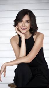 Die Konzertpianistin Maryam Azzuro Gibt Klavierunterricht In Berlin Halensee Grunewald Und Charlottenburg Klavierunterricht Konzert Klavier