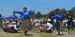 Alat dan bahan yang digunakan untuk membuat kerajinan lampion dari bambu. Rangkuk Alu Tarian Bambu Khas Manggarai Merdeka Com