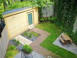 Selon l'usage de votre abri de jardin, sa taille, mais aussi votre budget, vous pouvez choisir différents types de matériaux constitutifs. Un Abri De Jardin Bien Integre Au Paysage Reflex Paysage