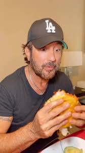 Y así me consienten un domingo en casa, con una buena arepa!❤️😋,  @masterchefmx @evelynumpierrez sube al balcón!👏🏻🤣, #consentido  #bendecido #feliz #couple #domingoencasa #bobbylarios #enamorado ...