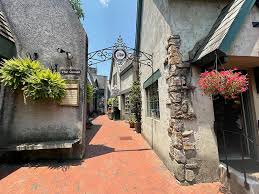 This Old Cabin Turned into a Restaurant in the Smokies, why people are  Obsessed