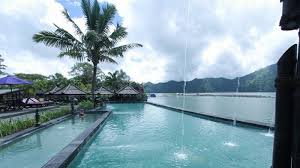 Bersantai di tepi kolam air panas penatahan, foto by @rimafirliana25. 6 Tempat Pemandian Air Panas Di Bali Cocok Untuk Hilangkan Penat Hingga Obati Penyakit Kulit Tribun Travel