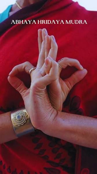 Abhaya Hridaya Mudra, Significa �coração destemido� é uma gesto de mão  conjunta utilizado na tradição do yoga como um poderoso condutor de energia  e selo mental. , Medite sobre ter coragem de manter ...