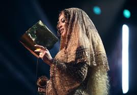 Beyoncé is in attendance at the grammys and is making major history. 2017 Grammys Awards Who Beyonce Is Wearing At The Grammys Photos Wwd