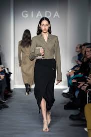 I tessuti tweed in lana o misto lana dall'aspetto morbido e naturale sono pratici e confortevoli, perfetti per cappe, cappotti, abiti di classe, giacche, spolverini e tailleur. Tendenze Moda Donna Inverno 2020 2021 I Colori Di Tendenza Ecco La Guida Colori Inverno Da Tenere Bene A Mente