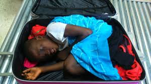 Spanish nouns have a gender, which is either feminine (like la mujer or la luna) or masculine (like el hombre or el sol). Eight Year Old Smuggled Into Spain In Suitcase Say Police Middle East Eye Edition Francaise