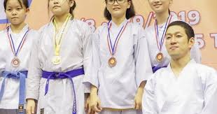 Hàng trăm em nhỏ luyện võ cùng nhà vô địch Thế giới người Nhật Bản