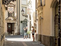 Die Gaststatte Bratwurstherzl Ist In Der Nahe Vom Viktualienmarkt Gelegen Und Bietet Seinen Gasten Eine Bayrisch Frankische Kuche An Wohnen Altstadt Munchen