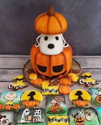 Our site is continually updated with new charlie brown pictures for people who are we have hundreds of charlie brown images. Cute Charlie Brown Halloween Cake And Cookies Between The Pages Blog