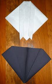 Plier la serviette en 2, envers à l'intérieur, de façon à former un triangle, sommet pointant vers vous. Pliage En Papier Realiser Un Smoking Ou Costume Du Soir Pliage De Serviette De Table En Papier En Forme De Smoking Decoration De Table Recettes De Cuisine Et Traditions En Europe Information