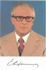Erich honecker übernahm ulbrichts rolle. Honecker Erich Die Trommler Archiv
